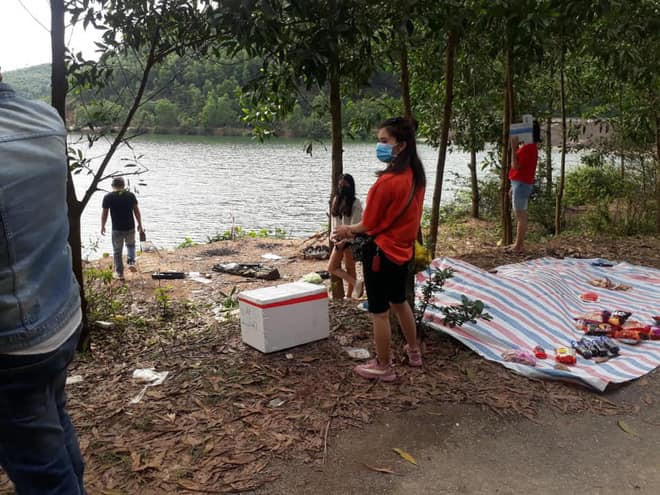 Có lẽ do ở nhà quá rảnh lại nghĩ không phải lúc nào cũng tụ tập được đông đủ nên tranh thủ đi chơi mặc dịch bệnh đang diễn biến phức tạp.