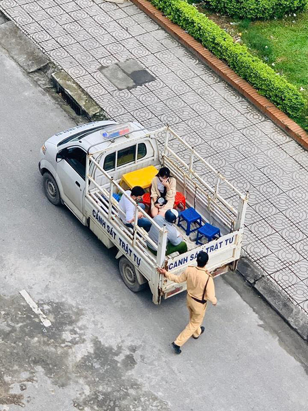 Ngay lập tức, lực lượng chức năng đã có mặt để "bế" cặp đôi lên phường vì trong thời gian cách ly, không ở nhà lại ra ngoài hẹn hò. Câu chuyện trên khiến dân mạng vừa thương vừa buồn cười.
