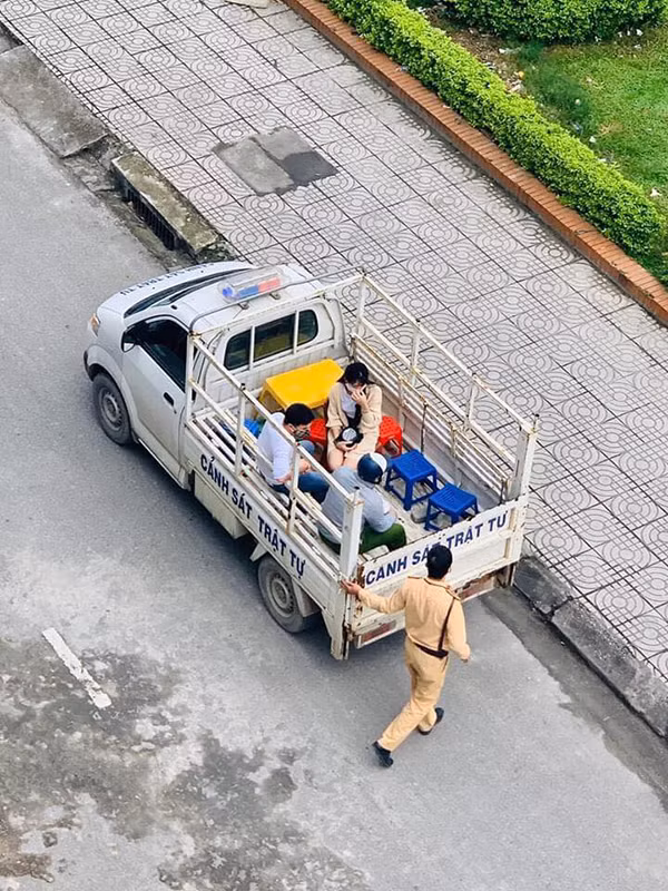 Ngay lập tức, lực lượng chức năng đã có mặt để "bế" cặp đôi lên phường vì trong thời gian cách ly, không ở nhà lại ra ngoài hẹn hò. Câu chuyện trên khiến dân mạng vừa thương vừa buồn cười.