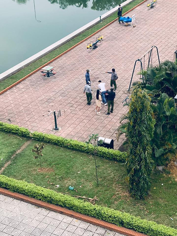 Ra cong vien mac cach ly toan xa hoi, cap doi bi cong an 