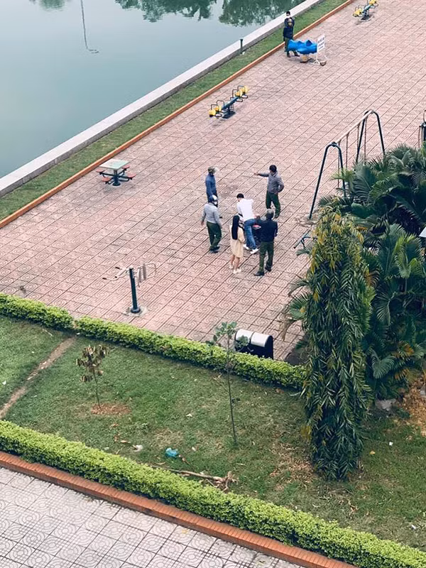 Mới đây, trên mạng xã hội chia sẻ hình ảnh một cặp đôi hẹn hò ở công viên bất chấp lệnh cách ly toàn xã hội. Không biết do quá nhớ nhau hay thèm đi chơi mà cặp đôi lại có hành động liều lĩnh, đánh cược sức khỏe đến vậy.