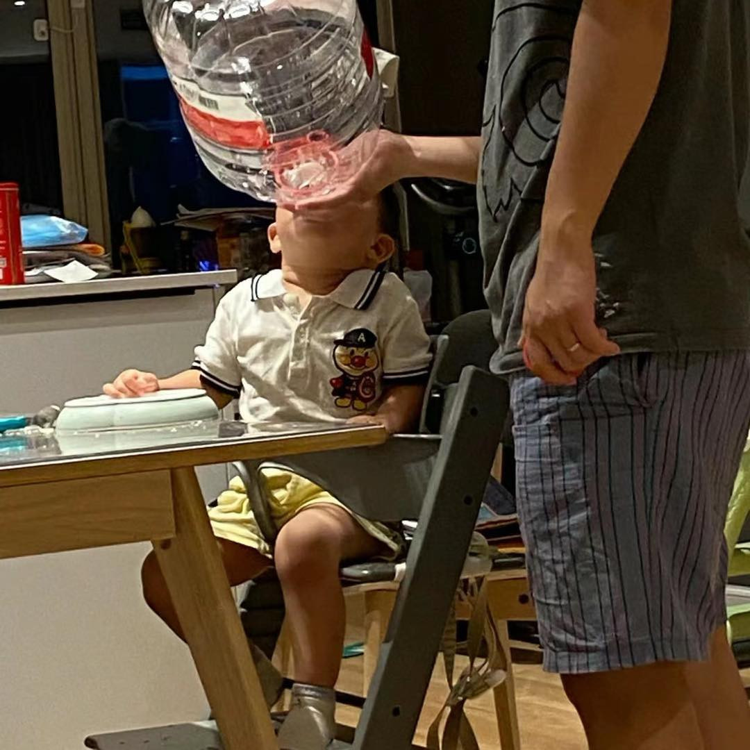 Đàn ông là phải ăn to nói lớn, uống nước cả bình.