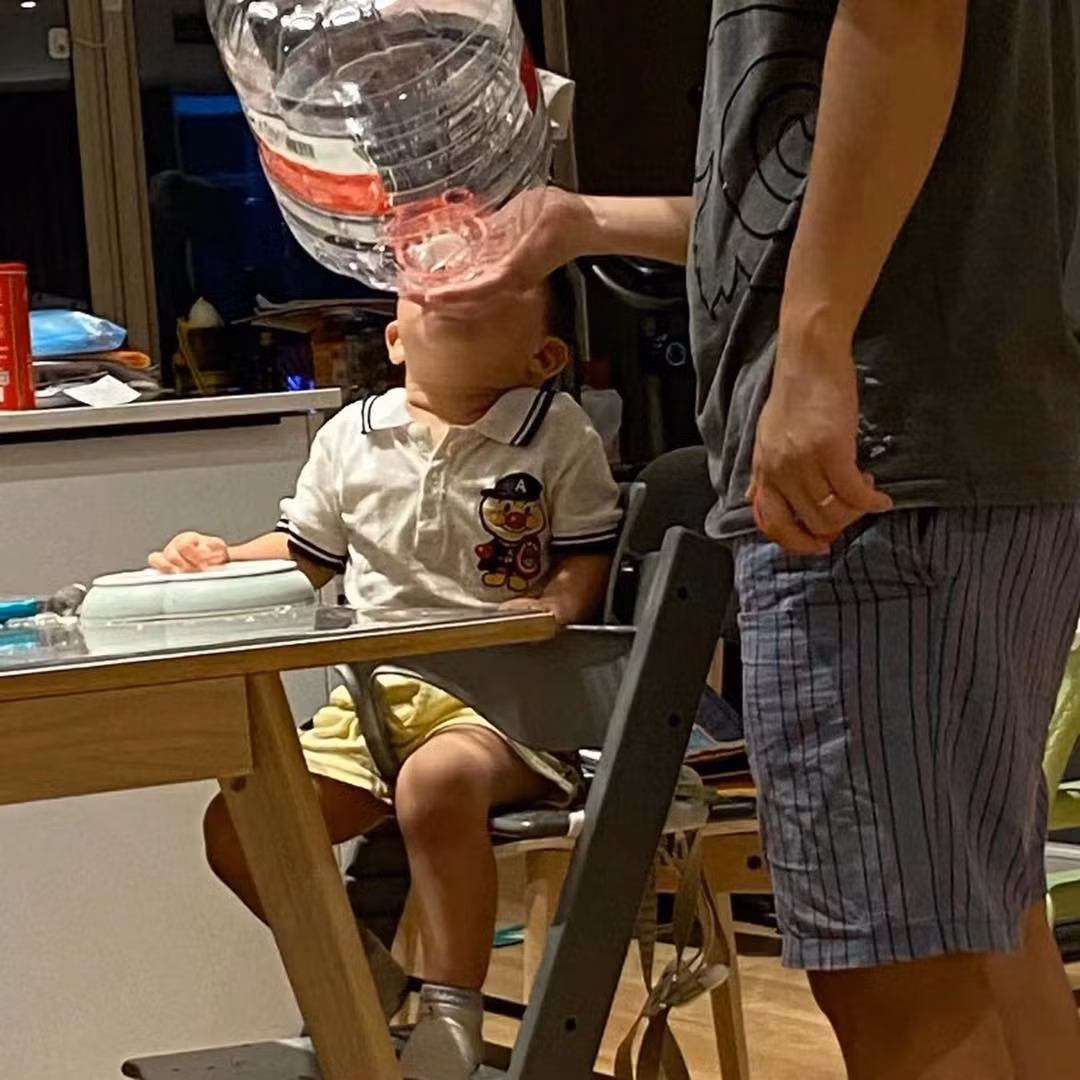 Đàn ông là phải ăn to nói lớn, uống nước cả bình.