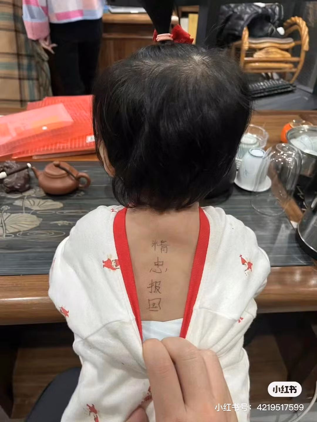 Không có giấy nên lấy tạm lưng con gái vậy.