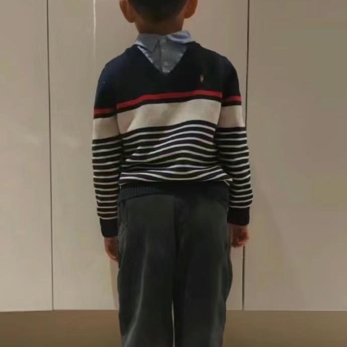 Chắc ông bố này mặc đồ cho con trong lúc mơ ngủ.