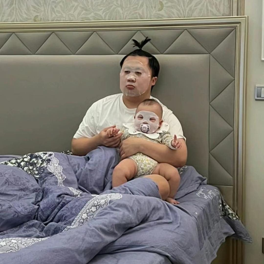 Bố con mình cùng đắp mặt nạ nha.