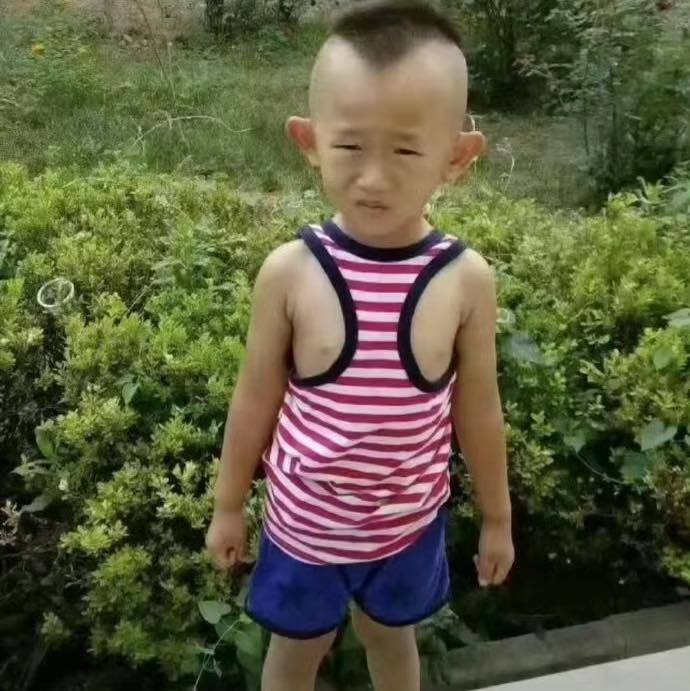 Cách các ông bố mặc đồ cho con, mẹ nhìn vào chỉ biết...cạn lời.