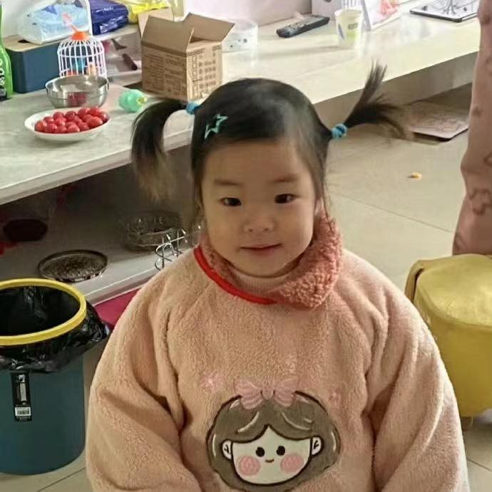 Dù cột tóc chưa được đều 2 bên nhưng ông bố này có tâm rồi.