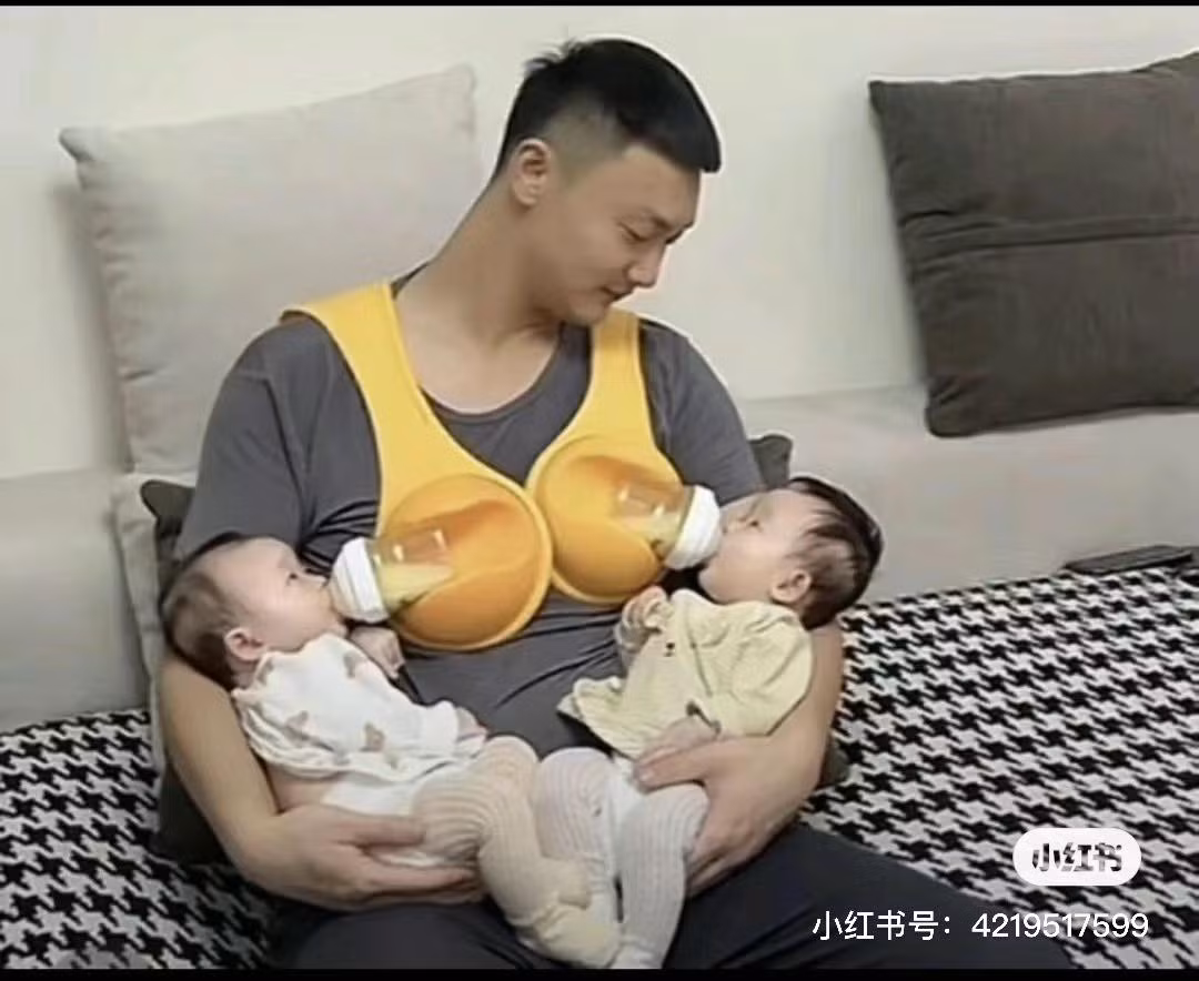 Khi mẹ vắng nhà và bố phải cho con ti sữa thì thế nào.