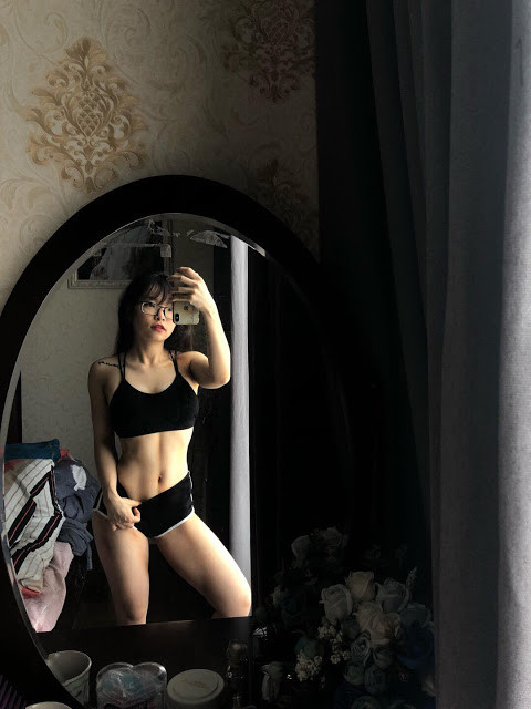 Bên cạnh đó, vì ngoại hình béo ú cùng gương mặt nhiều mụn nên Huyền Trang đi học mà hầu như không có bạn bè chơi chung, lúc nào cũng chỉ lủi thủi 1 mình. Mọi chuyện lên tới đỉnh điểm khi chàng trai mà cô nàng thầm thương trộm nhớ từ lâu phũ phàng từ chối vì "quá béo", điều này đã khiến hot gymer Hà thành gần như bị trầm cảm.