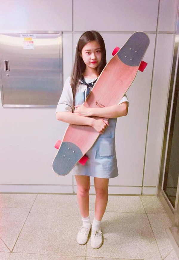 Tại trang cá nhân, cô nàng 9X thường xuyên chia sẻ những màn trượt ván trên đường phố ấn tượng, đạt hàng trăm nghìn lượt xem. Không chỉ giỏi trượt ván, Choi Jin còn là người mẫu ảnh nhờ vào ngoại hình xinh đẹp.