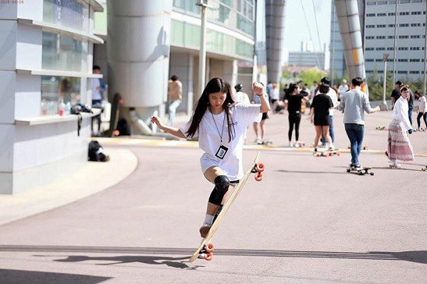 Choi Jin năng động khi trượt ván