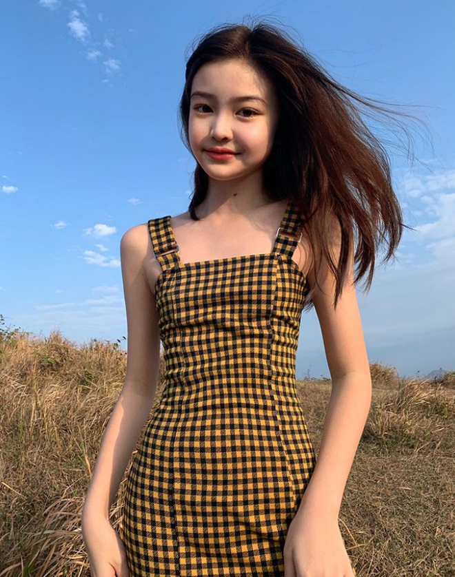 Tại Hong Kong, Tianyi còn được chú ý khi là một Rich Kid đích thực, có nhờ cuộc sống trong mơ. Cô bé đi du lịch, check-in tại rất nhiều địa danh trên thế giới và tới Châu Âu như cơm bữa.