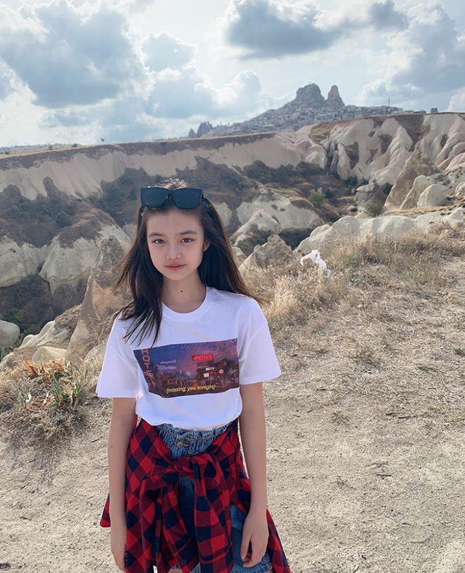 Không chỉ có ngoại hình, Tianyi Wang còn sở hữu gu thời trang khoẻ khoắn giống hệt Jennie. Cô bé yêu thích những chiếc áo phông, quần jean và những đôi giày thể thao trẻ trung và năng động.