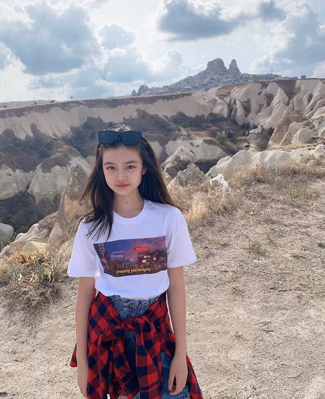 Không chỉ có ngoại hình, Tianyi Wang còn sở hữu gu thời trang khoẻ khoắn giống hệt Jennie. Cô bé yêu thích những chiếc áo phông, quần jean và những đôi giày thể thao trẻ trung và năng động.