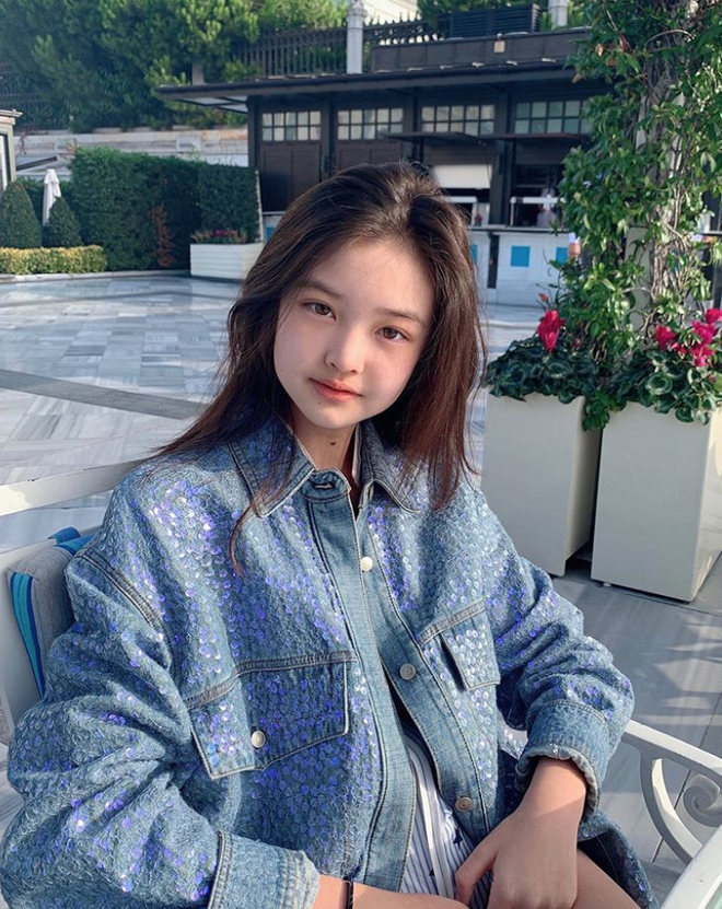 Tiểu Jennie sở hữu đôi mắt to, màu mắt sáng, khuôn miệng duyên và khuôn mặt bầu bĩnh giống hệt nữ thần tượng Kpop. Đến cả mái tóc cũng giống nhau y hệt thế này chắc chắn nếu không khác biệt về chiều cao thì đứng cạnh sẽ khó phân biệt.