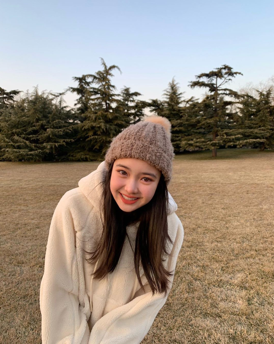 Trường hợp sở hữu nhan sắc có nét giống với idol không phải là điều hiếm gặp, đa phần trong số đó đều phải can thiệp phẫu thuật thẩm mỹ, lấy hình mẫu là các ngôi sao nổi tiếng mới sở hữu được khuôn mặt như mong đợi. Thế nhưng vẻ đẹp hoàn toàn tự nhiên mà lại như đúc cùng một khuôn như của Jennie BlackPink và Tianyi Wang thì rất hiếm gặp.