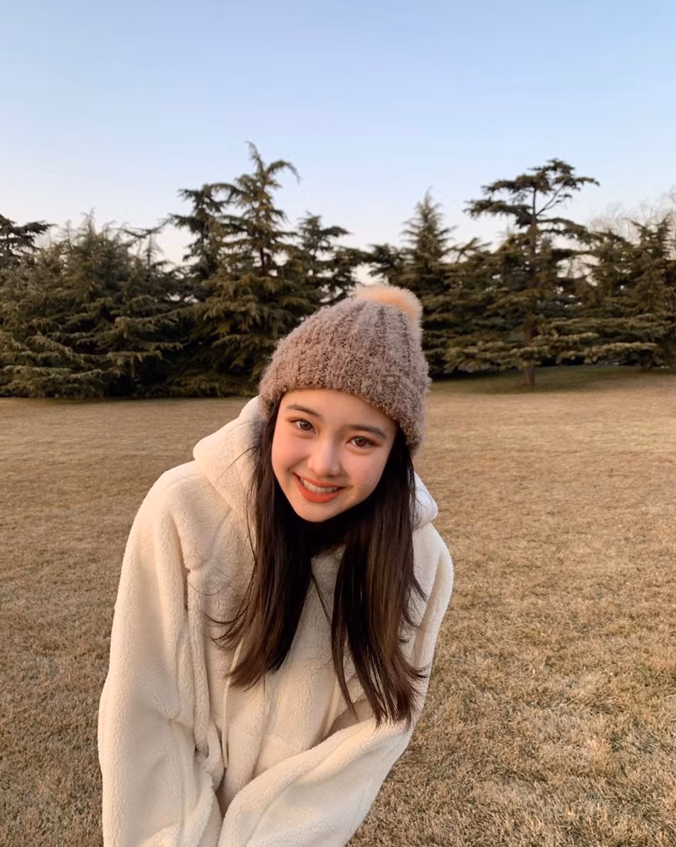 Trường hợp sở hữu nhan sắc có nét giống với idol không phải là điều hiếm gặp, đa phần trong số đó đều phải can thiệp phẫu thuật thẩm mỹ, lấy hình mẫu là các ngôi sao nổi tiếng mới sở hữu được khuôn mặt như mong đợi. Thế nhưng vẻ đẹp hoàn toàn tự nhiên mà lại như đúc cùng một khuôn như của Jennie BlackPink và Tianyi Wang thì rất hiếm gặp.