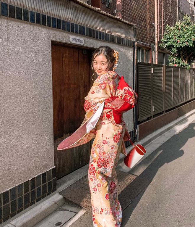 Cứ vài ngày, người dùng mạng xã hội lại thấy "hot kid" Hong Kong di chuyển tới một địa điểm du lịch khác nhau. Vừa tuần trước còn thấy mặc Kimono ở Nhật Bản, sang tuần này đã thấy có mặt tại London, Anh.