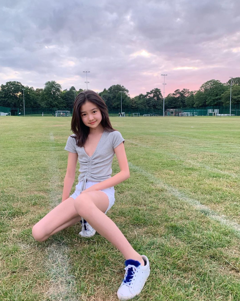 Với lợi thế ngoại hình, cô bé đến từ Hong Kong thoải mái lựa chọn bất kỳ trang phục nào mà bản thân yêu thích. Dù còn nhỏ tuổi nhưng Tianyi Wang đã sở hữu một đôi chân vừa thon vừa dài đáng ngưỡng mộ.