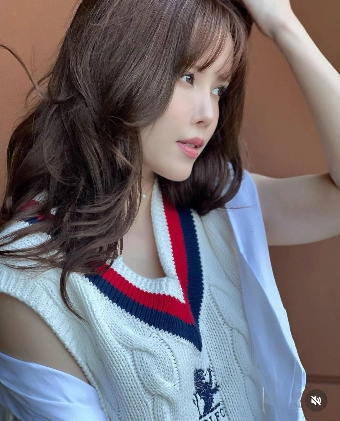 Mũi của nữ ca sĩ 9x trong quá khứ chỉ cao trung bình, đầu mũi khá thấp