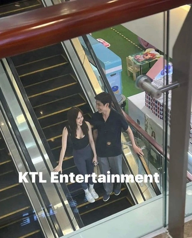 Ngày 26/5, cả hai được "team qua đường" tóm dính đang vui vẻ cười đùa tại trung tâm thương mại ở TP.HCM, không còn úp mở như trước đây.