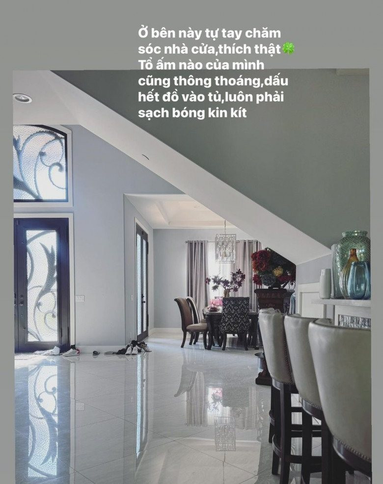 Có thể thấy căn biệt thự rộng rãi, được sơn theo tông chủ đạo là màu trắng - xám.