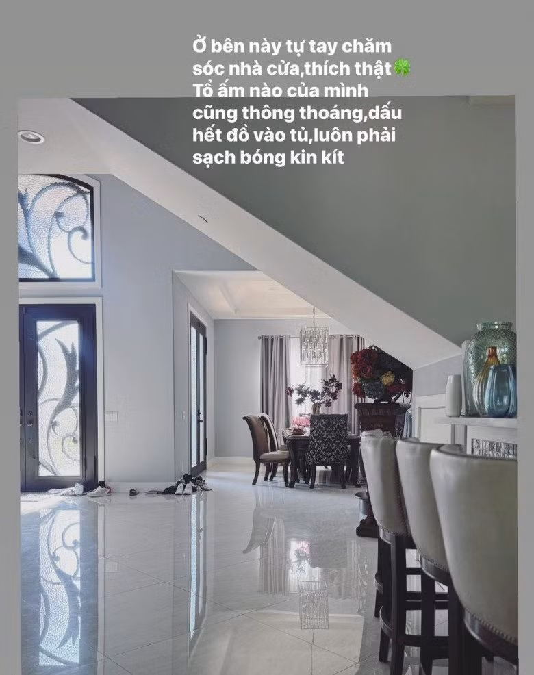 Có thể thấy căn biệt thự rộng rãi, được sơn theo tông chủ đạo là màu trắng - xám.