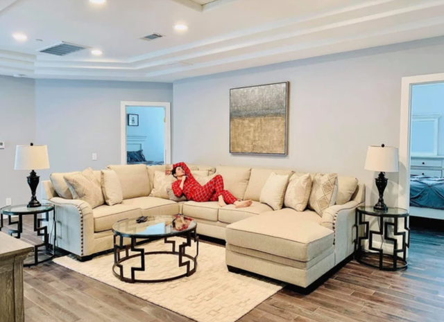 Nữ ca sĩ thường xuyên chia sẻ hình ảnh trong căn biệt thự này trên trang cá nhân.