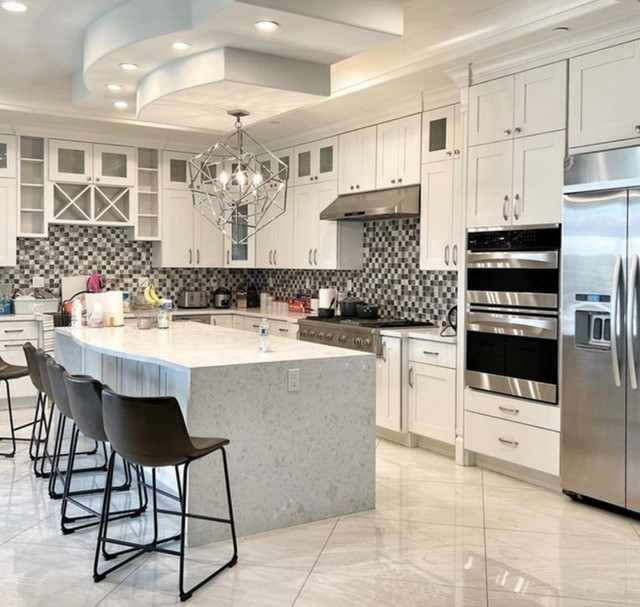 Nữ ca sĩ sinh năm 1981 hào hứng chia sẻ: "Ở bên này tự tay chăm sóc nhà cửa thích thật. Tổ ấm nào của mình cũng thông thoáng, dấu hết đồ vào tủ, luôn phải sạch bóng kin kít".