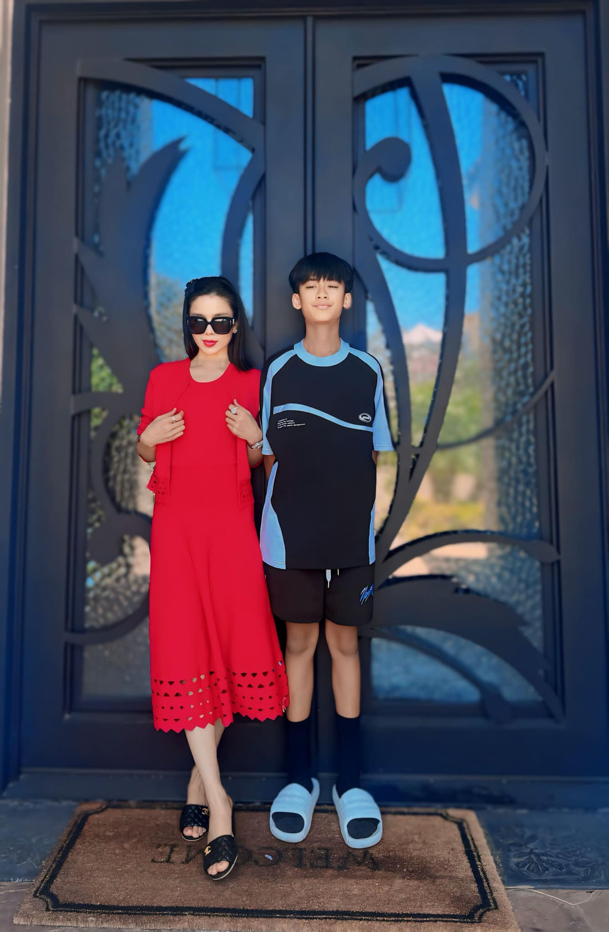 Mới đây trong chuyến du lịch cùng con trai trong kỳ nghỉ hè, cô nàng cũng chia sẻ những hình ảnh cùng con chụp trước căn biệt thự.