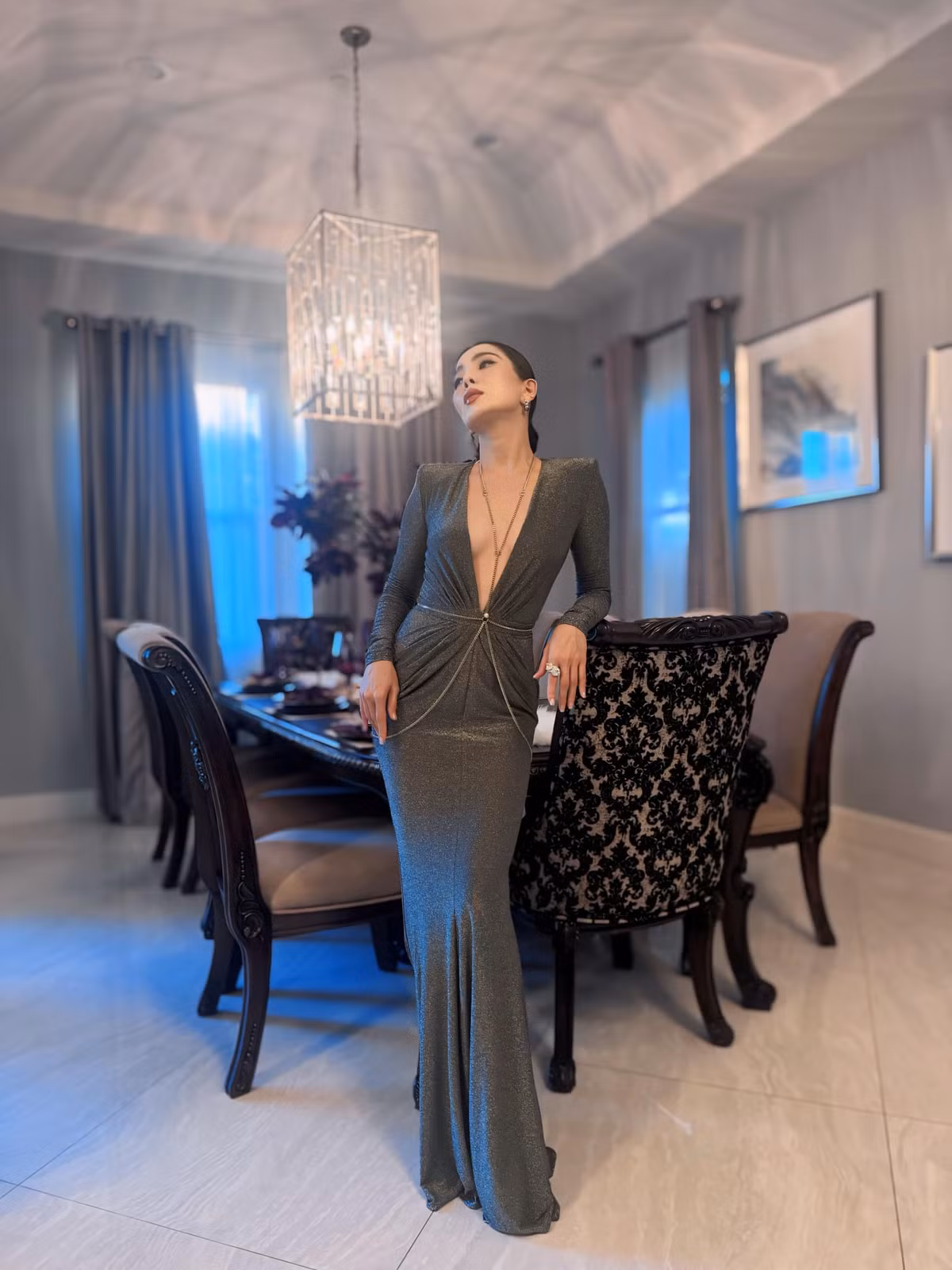 Căn biệt thự rộng tới 400m2 ở bang California. Các đồ trang trí trong nhà đều được đích thân nữ ca sĩ chọn lựa, mua sắm. Căn biệt thự của Lệ Quyên gồm 2 tầng, tầng 1 gồm phòng khách, không gian bếp, phòng ăn còn tầng 2 gồm nhiều phòng ngủ, đầy đủ nội thất tiện nghi.