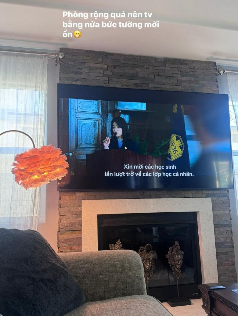 Mới đây nữ ca sĩ đã "flex" một số góc trong căn nhà khiến người theo dõi không khỏi xuýt xoa. Cô chia sẻ phòng rộng đến nỗi TV cũng phải bằng nửa bức tường mới chịu.