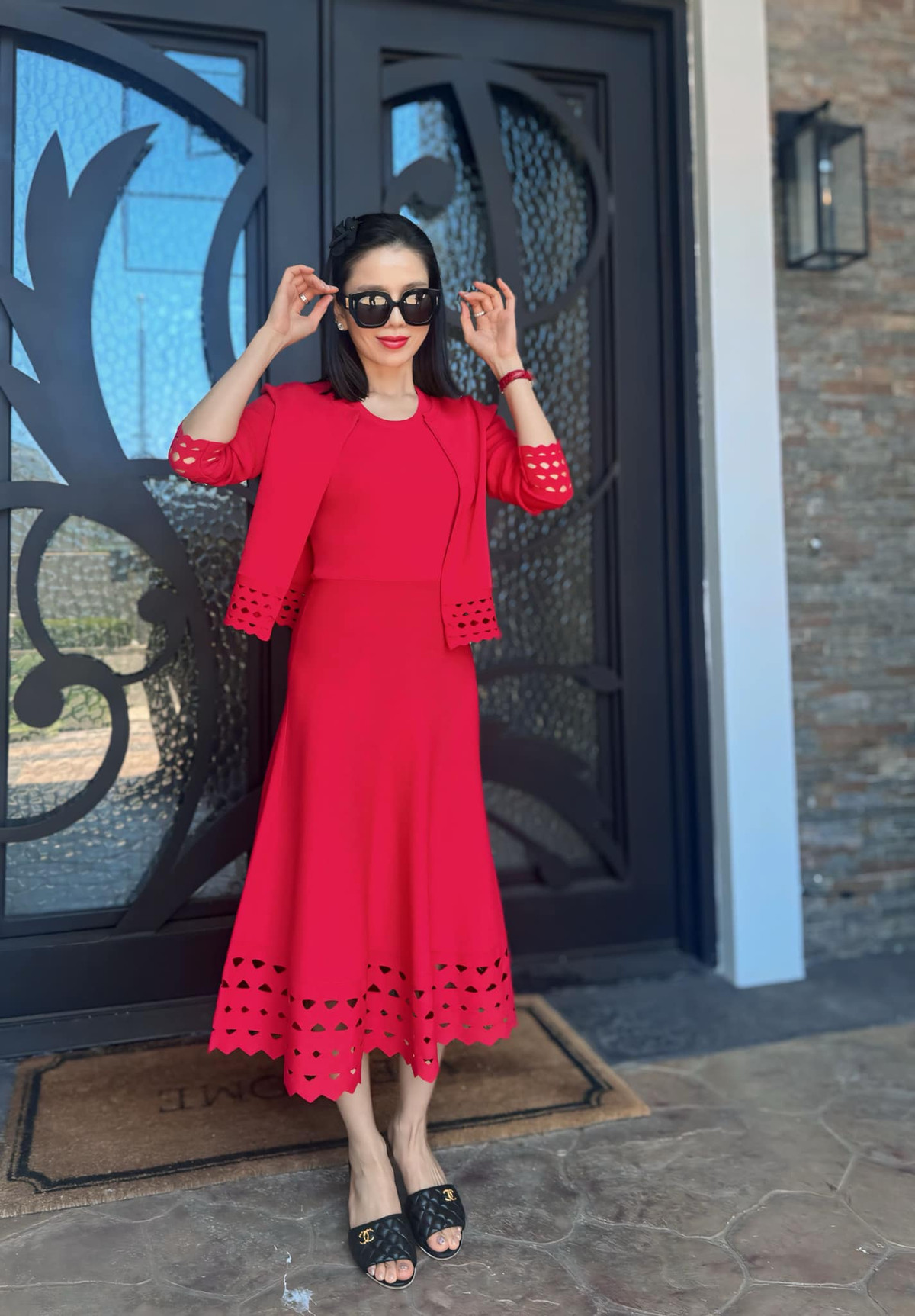 Được biết, Lệ Quyên có ý định cho con trai đầu của cô với người chồng trước là bé Bo đi du học, và căn biệt thự sẽ là nơi sinh sống của Bo khi học tập ở Mỹ.