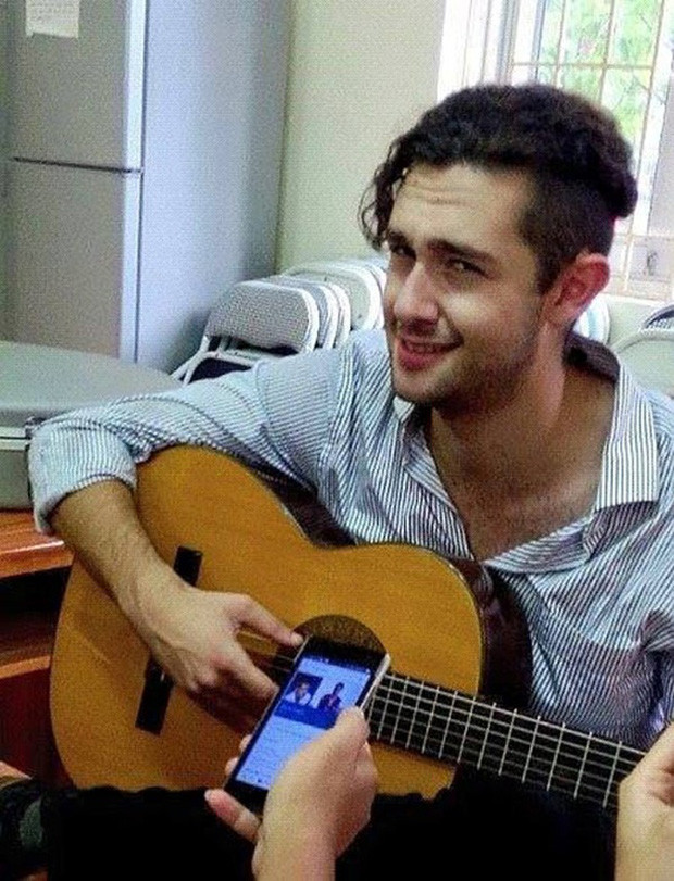 Thầy Josh London sinh năm 1992, đến từ Sherman Oaks, bang California (Mỹ). Tới Việt Nam dạy tiếng Anh nhưng thầy trước kia chưa học qua ngành ngôn ngữ mà lại là sinh viên ngành Khảo cổ học, Nhân học và Lịch sử Nghệ thuật tại Đại học Dikemes.