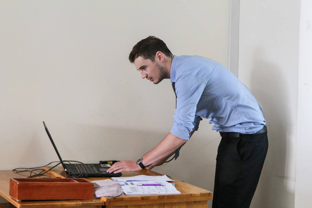 Một thầy giáo của trường ĐH Công nghệ TP HCM mới đây cũng trở thành tâm điểm chú ý của "hội mê trai đẹp" khi sở hữu vóc dáng cao to, khuôn mặt thư sinh và cực lịch lãm trong trang phục quần âu, áo sơ mi.