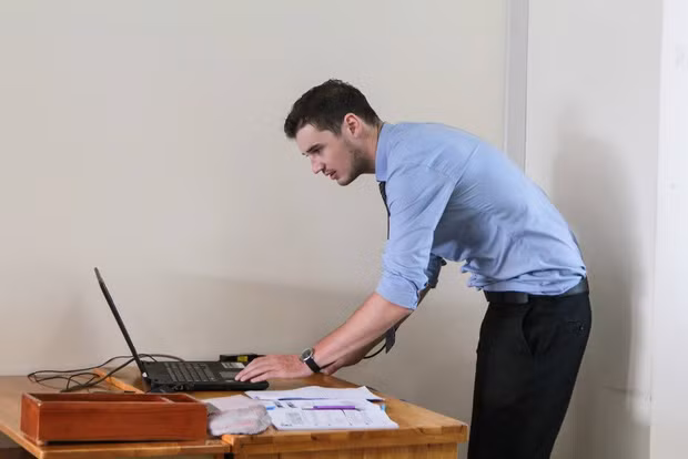 Một thầy giáo của trường ĐH Công nghệ TP HCM mới đây cũng trở thành tâm điểm chú ý của "hội mê trai đẹp" khi sở hữu vóc dáng cao to, khuôn mặt thư sinh và cực lịch lãm trong trang phục quần âu, áo sơ mi.