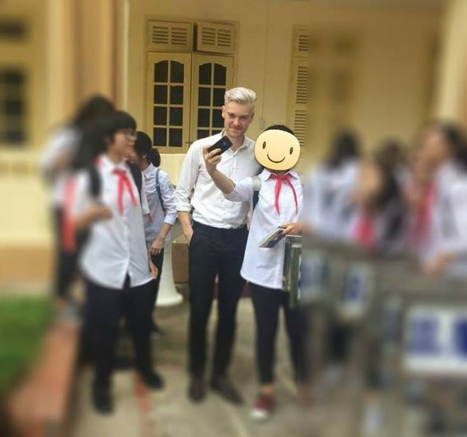 Chỉ với vài khoảnh khắc, thầy giáo dạy tiếng Anh tại trường THCS Đống Đa đã nổi tiếng trên mạng xã hội. Nhìn hàng dài săn đón để được chụp ảnh chung là biết thầy hot tới mức nào.