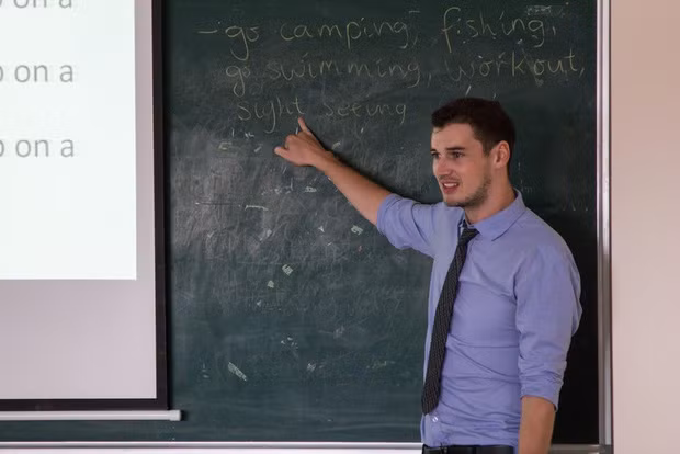 Đáng tiếc là những thông tin của thầy vẫn chưa được hé lộ tuy vậy chỉ với vài bức ảnh, thầy đã khiến biết bao trái tim sinh viên nữ "điêu đứng".