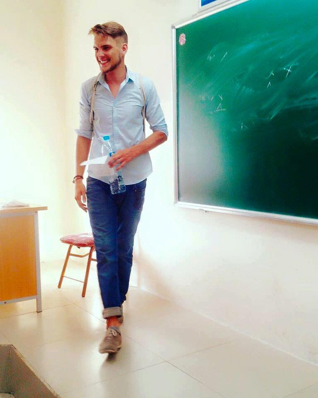 Với mái tóc vàng, râu quai nón cùng áo sơ mi, thầy Benjamin Jilli đúng chuẩn hình tượng "soái Tây" trong truyền thuyết.