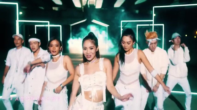 Mac nhu khong dat cho di dao, nu ca si bi to “co tinh lam mau“-Hinh-8