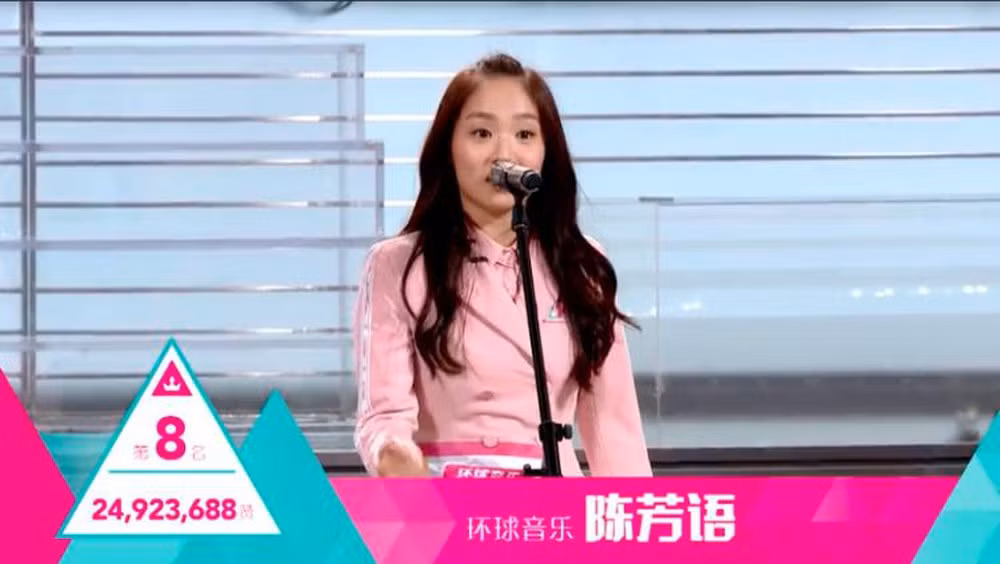 Mac nhu khong dat cho di dao, nu ca si bi to “co tinh lam mau“-Hinh-7