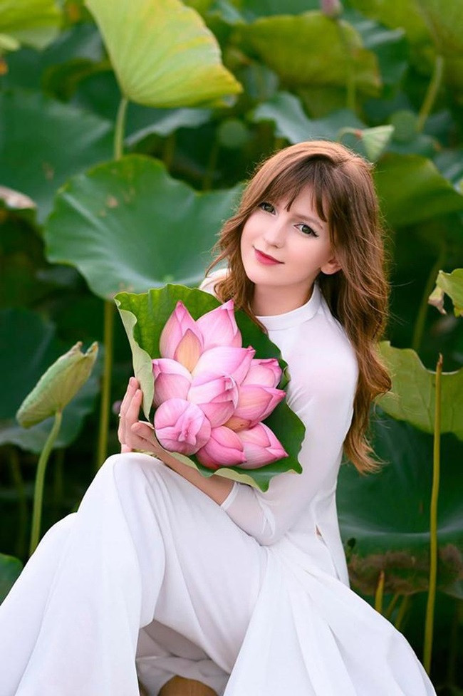 Trước đó, Alexandra Rud cũng từng gây sốt trên mạng xã hội với bộ ảnh áo dài cực xinh bên hồ sen. Cô nàng được đánh giá là sở hữu nhan sắc xinh đẹp như thiên thần.
