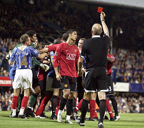 Portsmouth vs Manchester United (8/2007): Sir Alex Ferguson đã phản đối lại quyết định của trọng tài đuổi Ronaldo khi anh dùng ‘thiết đầu công’ trong trận hòa 1-1 với Portsmouth nhưng sau đó án phạt treo giò ba trận vẫn được giữ nguyên.