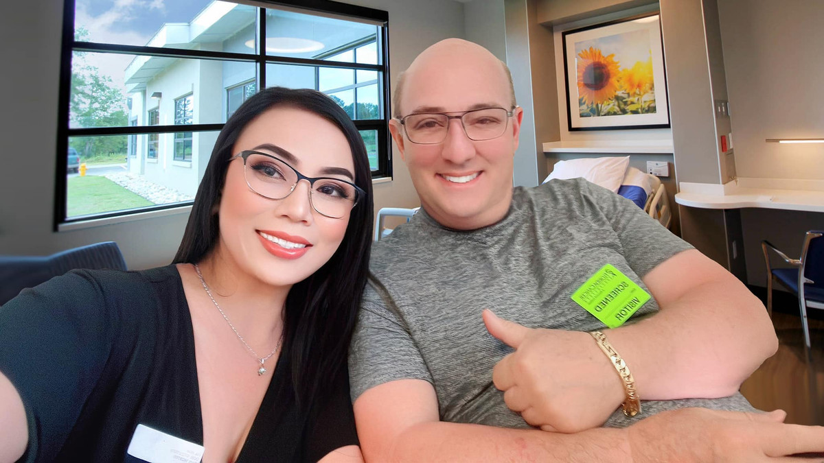 Những ngày tháng ở Việt Nam, chị Huệ đưa ông Thomas đi miền Tây chơi, giới thiệu với gia đình, con trai và bạn bè.