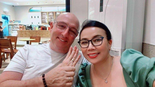 Được biết, chị Hà Thị Huệ (Lily Thanh Huệ), một ca sĩ tự do và dược sĩ tại Biên Hòa, Đồng Nai, chị từng có một cuộc hôn nhân đổ vỡ với 1 đứa con trai. Từ sau khi thất bại trong chuyện tình cảm đôi lứa, chị khép cửa trái tim, không nghĩ rằng mình sẽ đi tiếp bước nữa.