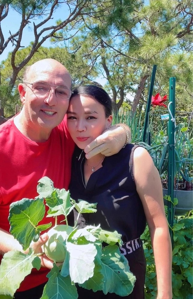 Ban đầu, chị Huệ chỉ muốn cải thiện tiếng Anh, không có ý định xa hơn. Tuy nhiên, sự chân thành của ông Thomas đã khiến chị mở lòng dần dần. Còn người đàn ông Mỹ cũng đã say đắm trước người phụ nữ Việt Nam sắc sảo, kiều diễm.