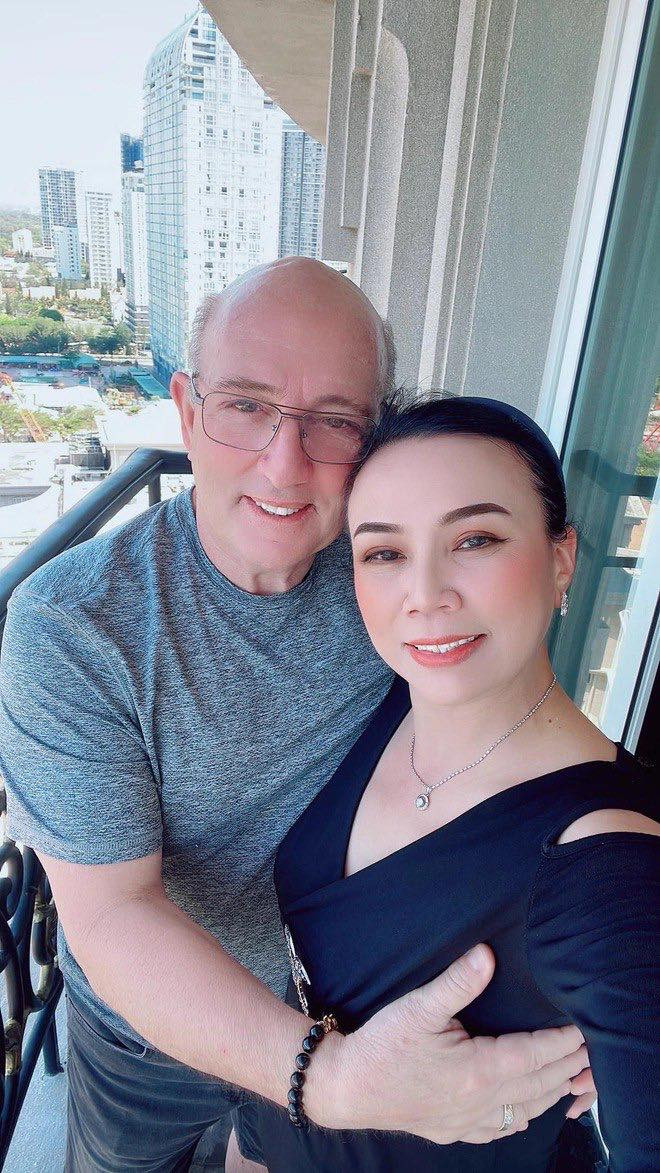 Vì múi giờ lệch nhau, ông không hề biết ở Việt Nam đã quá nửa đêm. Khi nhận được cuộc điện thoại lạ lại nói tiếng Anh, chị Huệ tưởng lừa đảo nên chị tức giận và mắng xối xả, khiến ông Thomas bối rối cúp máy.