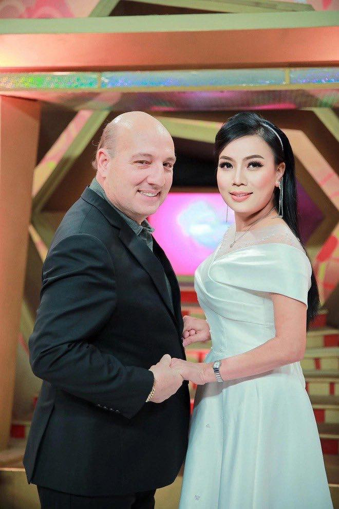 Thế nhưng, một cuộc gọi nhầm giữa đêm vào 7 năm trước đã bắt đầu cho mối lương duyên của chị Huệ và người chồng hiện tại. Ông Thomas Anthony Camera - là cựu chiến binh, hiện đang làm chủ một công ty tại Mỹ trong một lần cố liên lạc với nhân viên của mình khi người này xin nghỉ phép về Việt Nam thì đã bấm nhầm 1 số điện thoại, đó là số của chị Huệ.