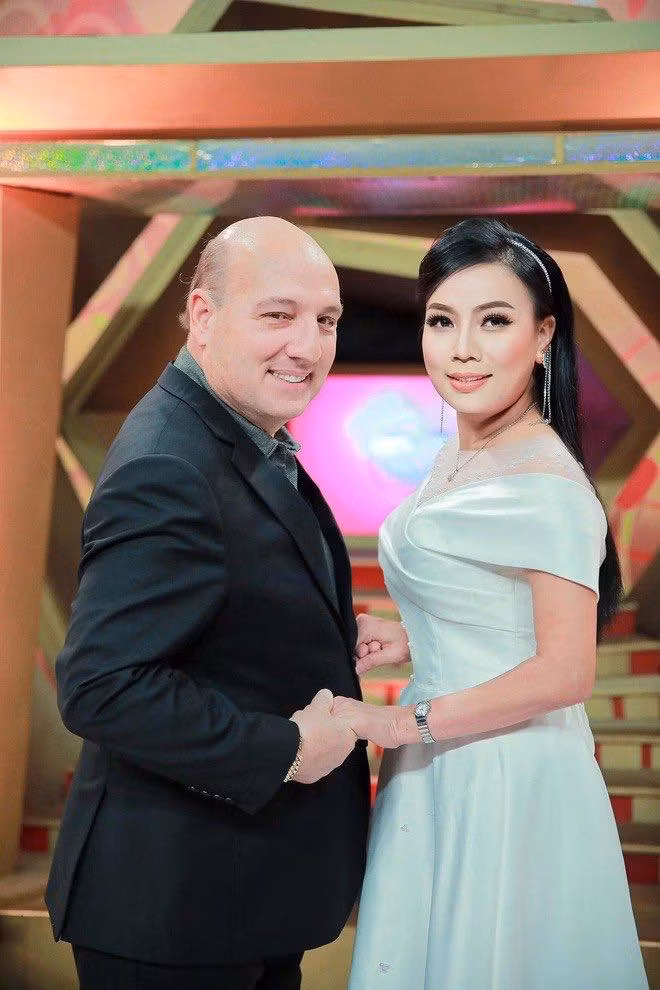 Thế nhưng, một cuộc gọi nhầm giữa đêm vào 7 năm trước đã bắt đầu cho mối lương duyên của chị Huệ và người chồng hiện tại. Ông Thomas Anthony Camera - là cựu chiến binh, hiện đang làm chủ một công ty tại Mỹ trong một lần cố liên lạc với nhân viên của mình khi người này xin nghỉ phép về Việt Nam thì đã bấm nhầm 1 số điện thoại, đó là số của chị Huệ.